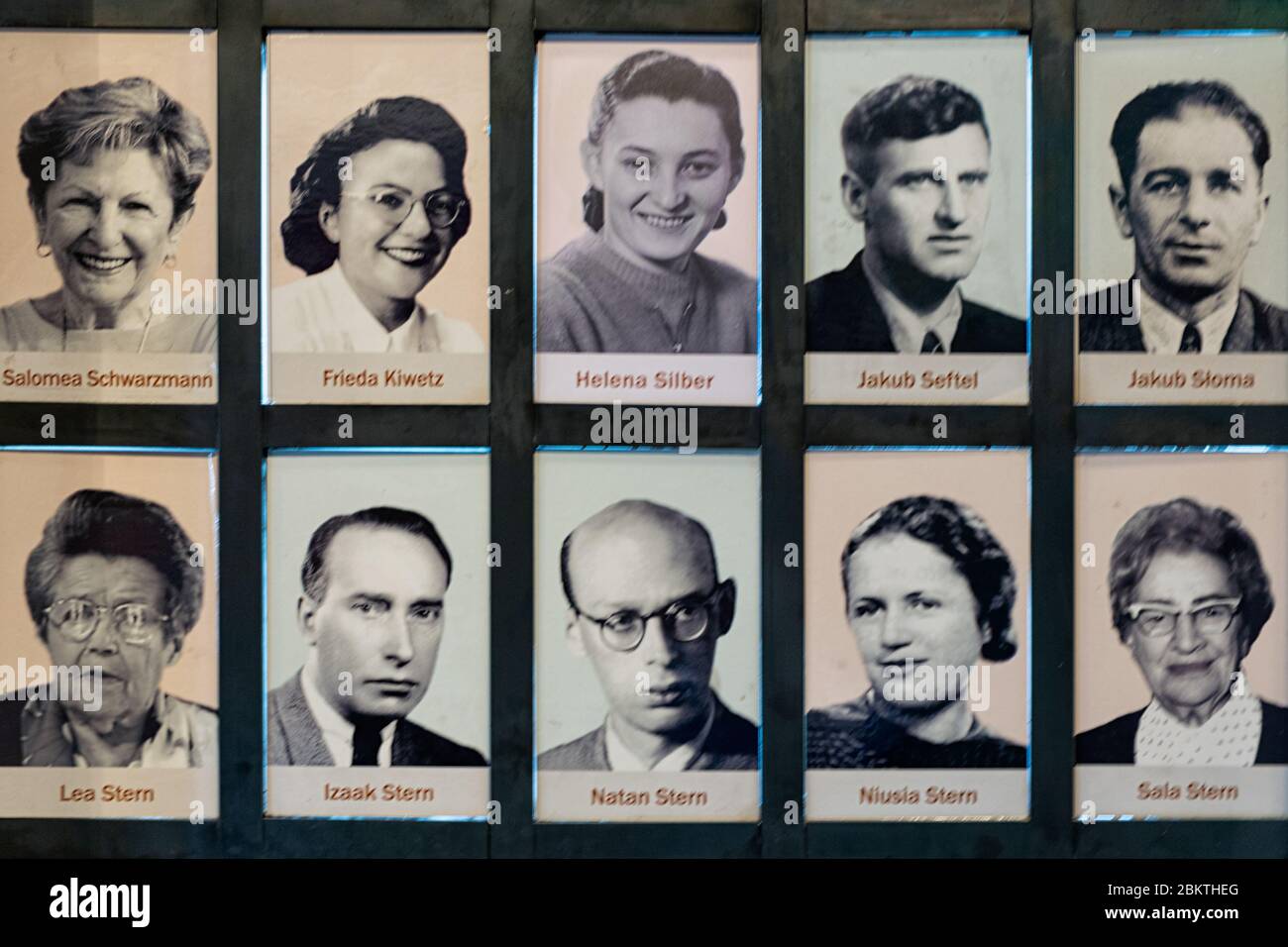 Gedenkmauer mit Portaits Jüdische Menschen gerettet bij Oskar Schindler Stockfoto