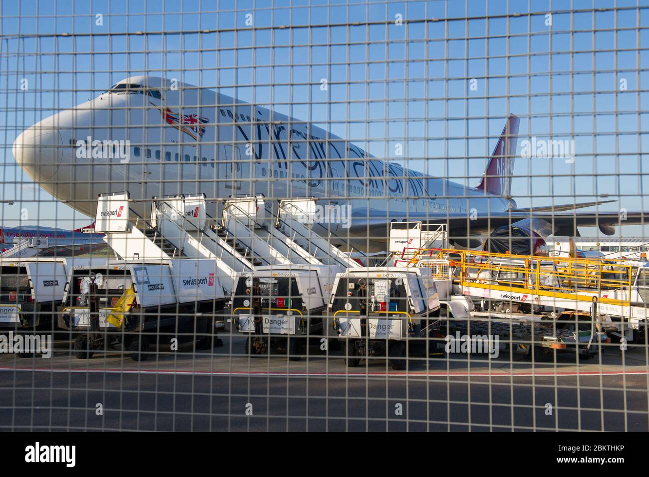 Glasgow, Großbritannien. Mai 2020. Im Bild: Virgin Atlantic (Ruby Tuesday) der Boeing 747-400 Jumbo Jet wird während der verlängerten Sperrung des Coronavirus (COVID19) auf unbestimmte Zeit am Flughafen Glasgow geerdet. Virgin Atlantic kündigte an, dass auch ihre Operationen in Gatwick geschlossen bleiben werden, was massive Auswirkungen auf andere Fluggesellschaften und den Süden Englands haben wird. Quelle: Colin Fisher/Alamy Live News Stockfoto