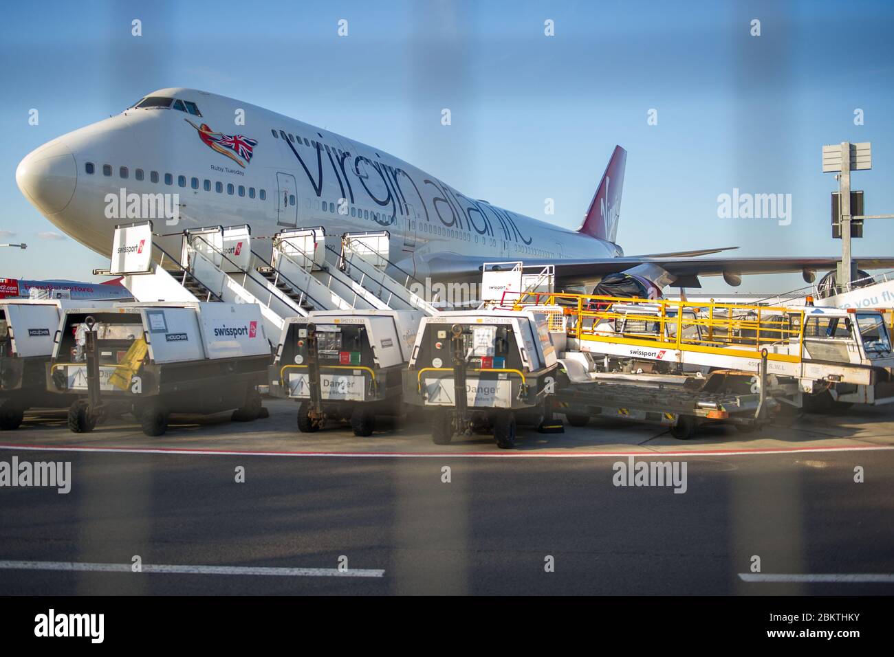 Glasgow, Großbritannien. Mai 2020. Im Bild: Virgin Atlantic (Ruby Tuesday) der Boeing 747-400 Jumbo Jet wird während der verlängerten Sperrung des Coronavirus (COVID19) auf unbestimmte Zeit am Flughafen Glasgow geerdet. Virgin Atlantic kündigte an, dass auch ihre Operationen in Gatwick geschlossen bleiben werden, was massive Auswirkungen auf andere Fluggesellschaften und den Süden Englands haben wird. Quelle: Colin Fisher/Alamy Live News Stockfoto
