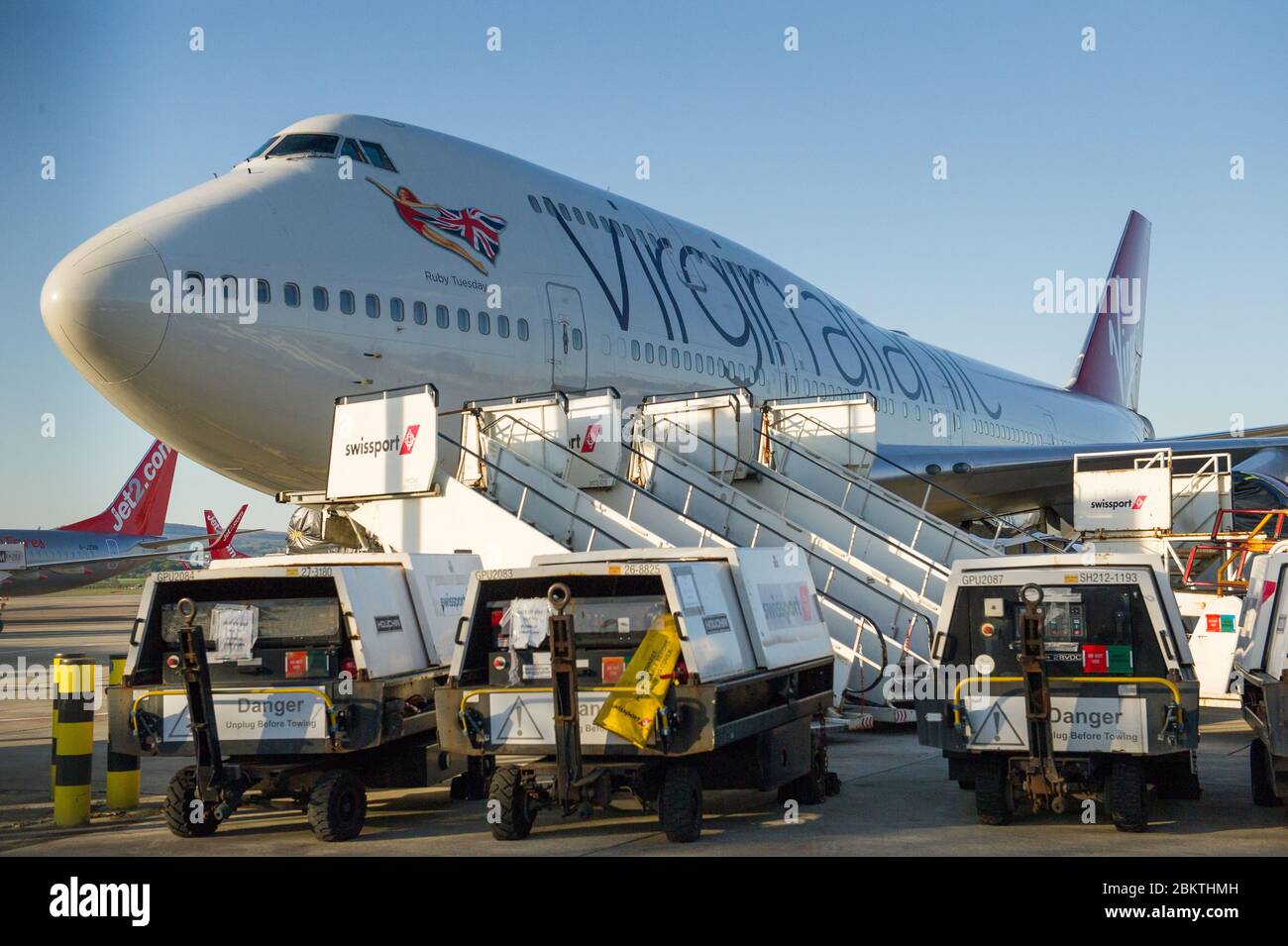 Glasgow, Großbritannien. Mai 2020. Im Bild: Virgin Atlantic (Ruby Tuesday) der Boeing 747-400 Jumbo Jet wird während der verlängerten Sperrung des Coronavirus (COVID19) auf unbestimmte Zeit am Flughafen Glasgow geerdet. Virgin Atlantic kündigte an, dass auch ihre Operationen in Gatwick geschlossen bleiben werden, was massive Auswirkungen auf andere Fluggesellschaften und den Süden Englands haben wird. Quelle: Colin Fisher/Alamy Live News Stockfoto