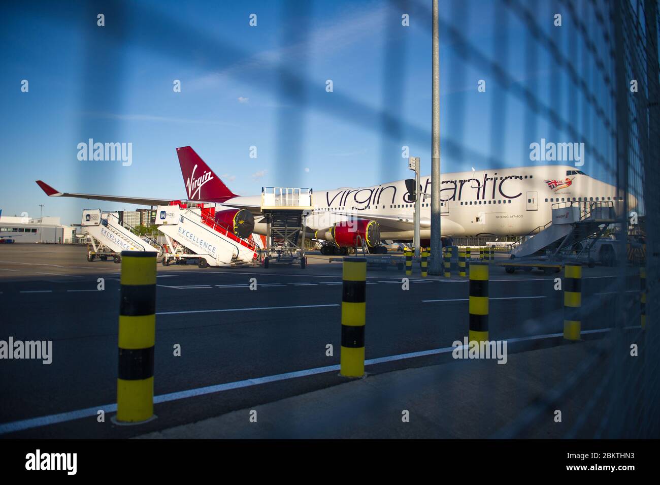 Glasgow, Großbritannien. Mai 2020. Im Bild: Virgin Atlantic (Ruby Tuesday) der Boeing 747-400 Jumbo Jet wird während der verlängerten Sperrung des Coronavirus (COVID19) auf unbestimmte Zeit am Flughafen Glasgow geerdet. Virgin Atlantic kündigte an, dass auch ihre Operationen in Gatwick geschlossen bleiben werden, was massive Auswirkungen auf andere Fluggesellschaften und den Süden Englands haben wird. Quelle: Colin Fisher/Alamy Live News Stockfoto