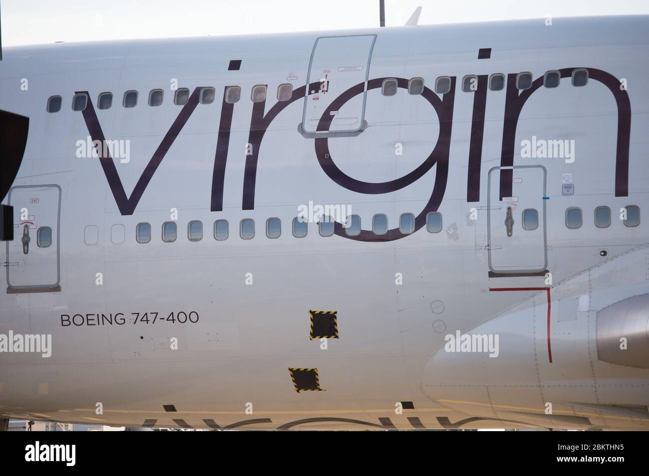 Glasgow, Großbritannien. Mai 2020. Im Bild: Virgin Atlantic (Ruby Tuesday) der Boeing 747-400 Jumbo Jet wird während der verlängerten Sperrung des Coronavirus (COVID19) auf unbestimmte Zeit am Flughafen Glasgow geerdet. Virgin Atlantic kündigte an, dass auch ihre Operationen in Gatwick geschlossen bleiben werden, was massive Auswirkungen auf andere Fluggesellschaften und den Süden Englands haben wird. Quelle: Colin Fisher/Alamy Live News Stockfoto