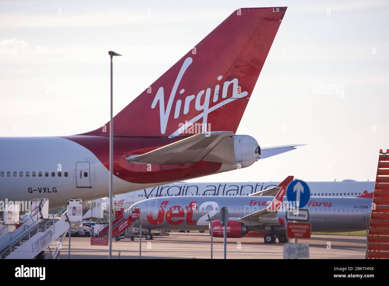 Glasgow, Großbritannien. Mai 2020. Im Bild: Virgin Atlantic (Ruby Tuesday) der Boeing 747-400 Jumbo Jet wird während der verlängerten Sperrung des Coronavirus (COVID19) auf unbestimmte Zeit am Flughafen Glasgow geerdet. Virgin Atlantic kündigte an, dass auch ihre Operationen in Gatwick geschlossen bleiben werden, was massive Auswirkungen auf andere Fluggesellschaften und den Süden Englands haben wird. Quelle: Colin Fisher/Alamy Live News Stockfoto