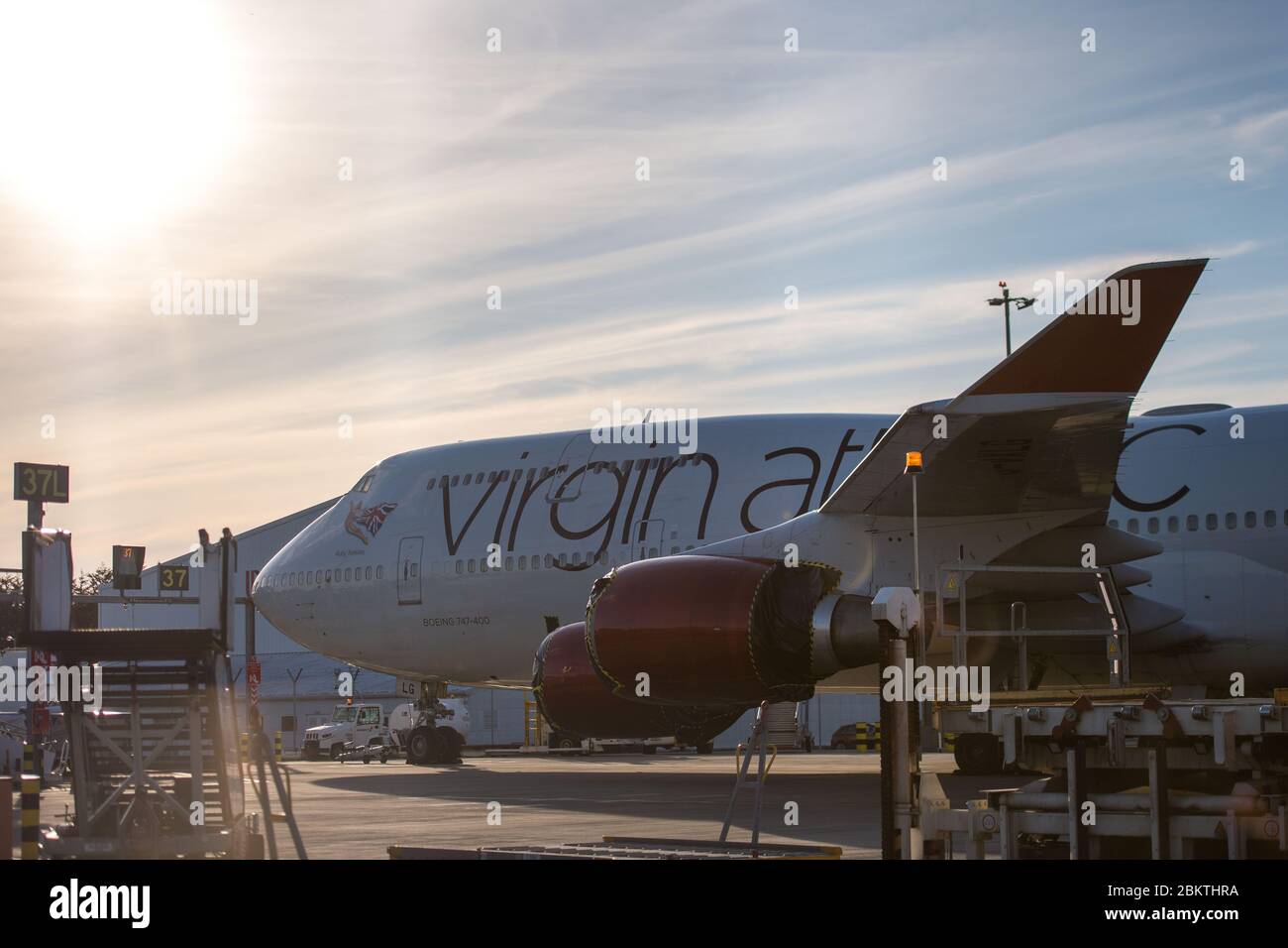 Glasgow, Großbritannien. Mai 2020. Im Bild: Virgin Atlantic (Ruby Tuesday) der Boeing 747-400 Jumbo Jet wird während der verlängerten Sperrung des Coronavirus (COVID19) auf unbestimmte Zeit am Flughafen Glasgow geerdet. Virgin Atlantic kündigte an, dass auch ihre Operationen in Gatwick geschlossen bleiben werden, was massive Auswirkungen auf andere Fluggesellschaften und den Süden Englands haben wird. Quelle: Colin Fisher/Alamy Live News Stockfoto