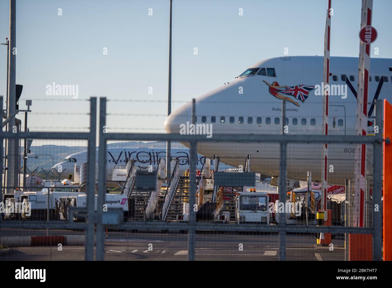 Glasgow, Großbritannien. Mai 2020. Im Bild: Virgin Atlantic (Ruby Tuesday) der Boeing 747-400 Jumbo Jet wird während der verlängerten Sperrung des Coronavirus (COVID19) auf unbestimmte Zeit am Flughafen Glasgow geerdet. Virgin Atlantic kündigte an, dass auch ihre Operationen in Gatwick geschlossen bleiben werden, was massive Auswirkungen auf andere Fluggesellschaften und den Süden Englands haben wird. Quelle: Colin Fisher/Alamy Live News Stockfoto