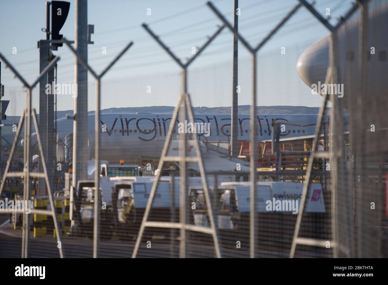 Glasgow, Großbritannien. Mai 2020. Im Bild: Virgin Atlantic (Ruby Tuesday) der Boeing 747-400 Jumbo Jet wird während der verlängerten Sperrung des Coronavirus (COVID19) auf unbestimmte Zeit am Flughafen Glasgow geerdet. Virgin Atlantic kündigte an, dass auch ihre Operationen in Gatwick geschlossen bleiben werden, was massive Auswirkungen auf andere Fluggesellschaften und den Süden Englands haben wird. Quelle: Colin Fisher/Alamy Live News Stockfoto