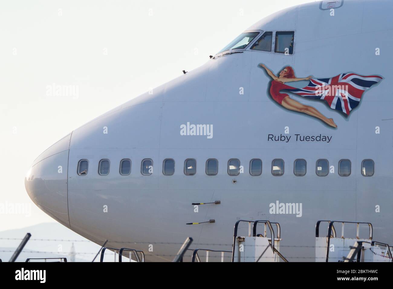 Glasgow, Großbritannien. Mai 2020. Im Bild: Virgin Atlantic (Ruby Tuesday) der Boeing 747-400 Jumbo Jet wird während der verlängerten Sperrung des Coronavirus (COVID19) auf unbestimmte Zeit am Flughafen Glasgow geerdet. Virgin Atlantic kündigte an, dass auch ihre Operationen in Gatwick geschlossen bleiben werden, was massive Auswirkungen auf andere Fluggesellschaften und den Süden Englands haben wird. Quelle: Colin Fisher/Alamy Live News Stockfoto