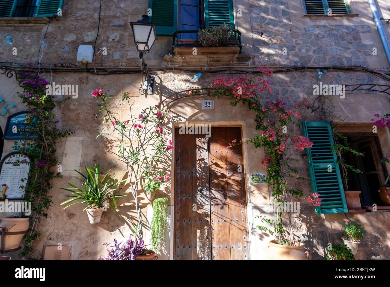 Blumendekoration auf den Fassaden der Häuser in Valldemossa, Mallorca, Balearen, Spanien Stockfoto