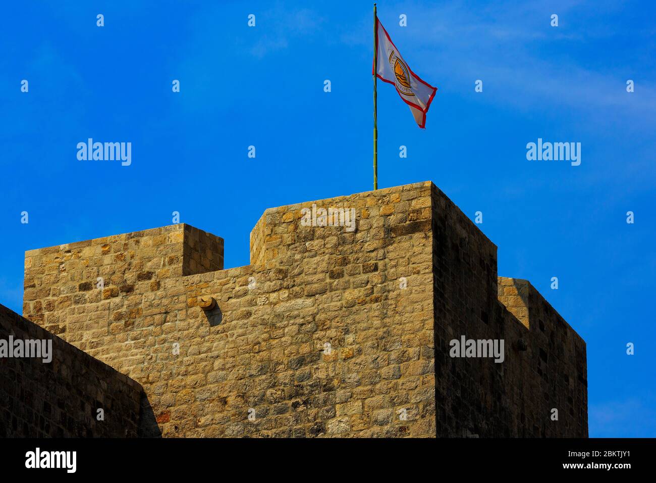 Die kroatische Flagge fliegt am 1. September 2019 über den Festungsmauern der Altstadt in Dubrovnik, Kroatien. Stockfoto