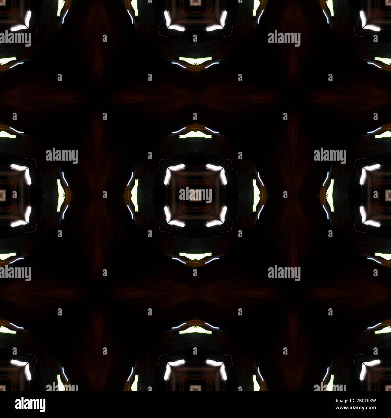 Kaleidoskop, ein nahtloses abstraktes geometrisches Muster aus dem Foto - die Lichter der Nachtstadt. Es ist ein Fokus. Farbige Lichtflecken auf dunklem Hintergrund. Design-Element für Verpackungen, Textilien, Hintergrund für Website oder Blog Stockfoto