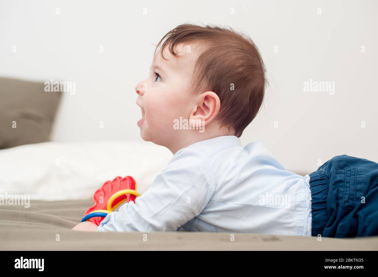 Profilansicht eines kaukasischen Jungen im Bett liegend. Großer Kopierplatz. Stockfoto