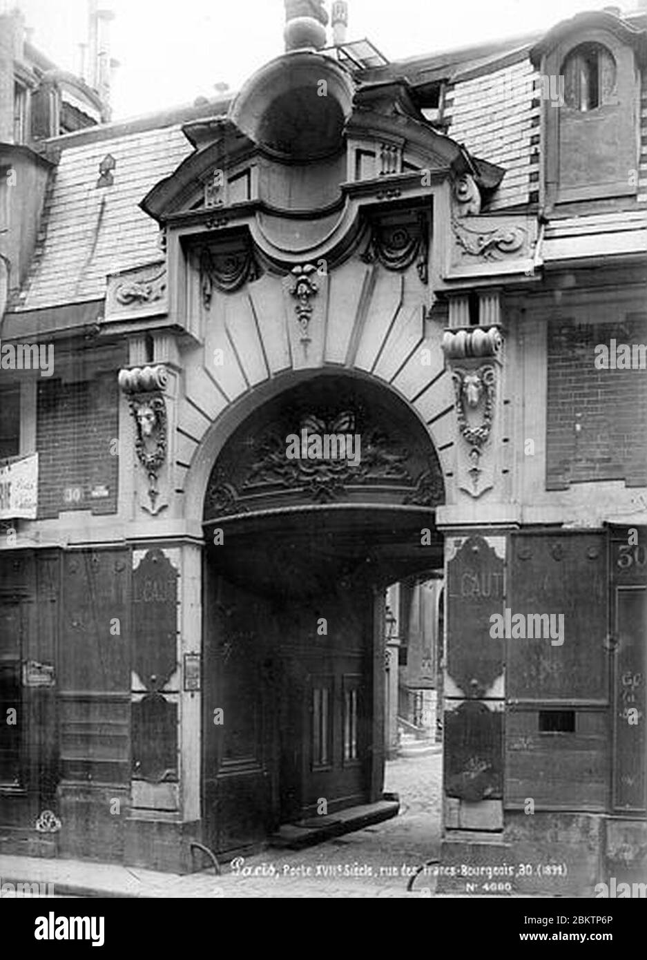 Hôtel d'Almeyras (ancien hôtel de Fourcy) - façade sur rue Porte du 17ème siècle - Paris 03 - Médiathèque de l'architecture et du patrimoine - Stockfoto