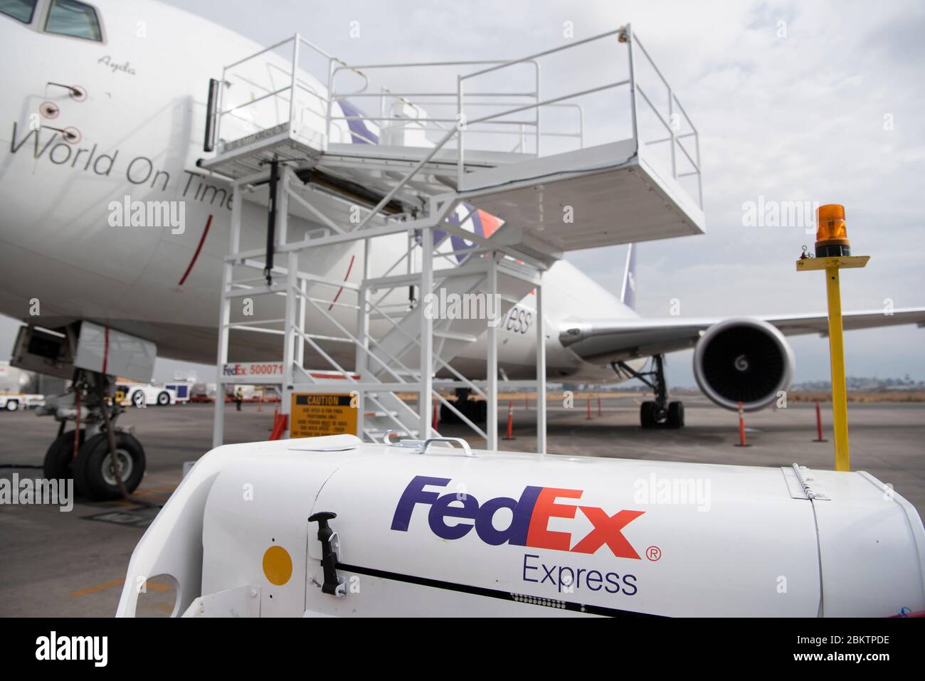 Vorderansicht des Federal Express, FedEx Flugzeug Betankung am Flughafen Stockfoto
