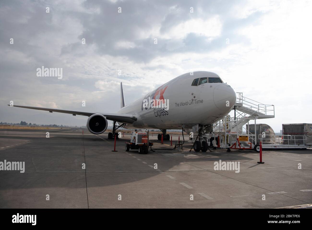 Vorderansicht des Federal Express, FedEx Flugzeug Betankung am Flughafen Stockfoto