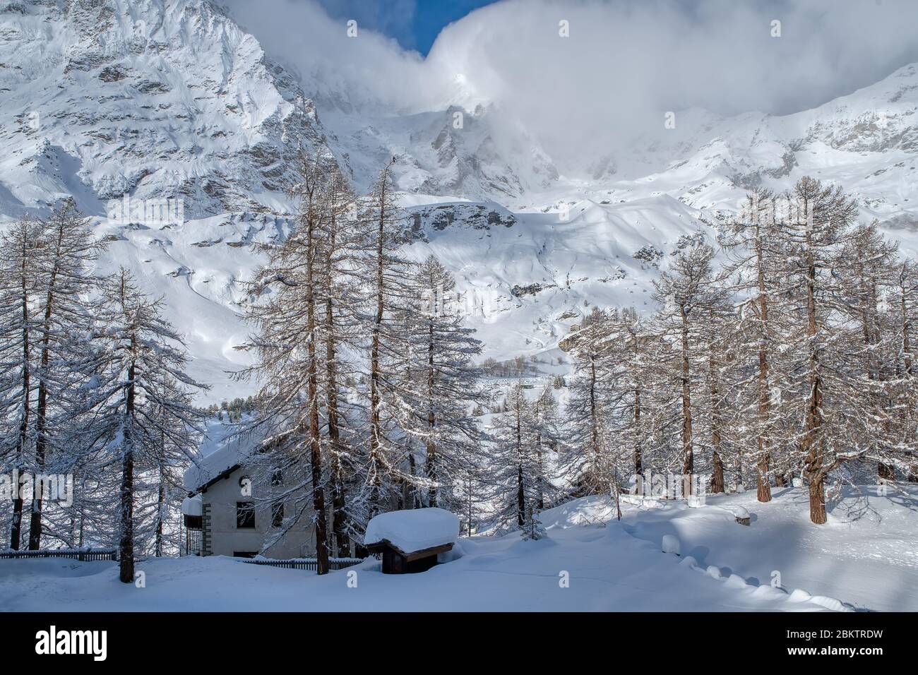 Blick auf die italienischen Alpen und den Matterhorn Peak unter den Wolken im Dezember, Breuil-Cervinia, Aostatal, Italien Stockfoto