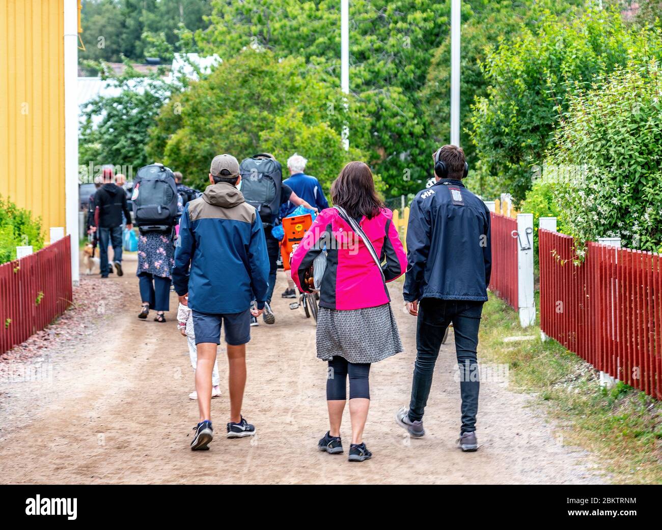 ULVON, SCHWEDEN - 23. JULI 2019: Leicht unfokussierter Foto von Touristen, die auf der Insel Ulvon spazieren, dem historischen Ort der traditionellen Fischerei in der Ostsee, cl Stockfoto