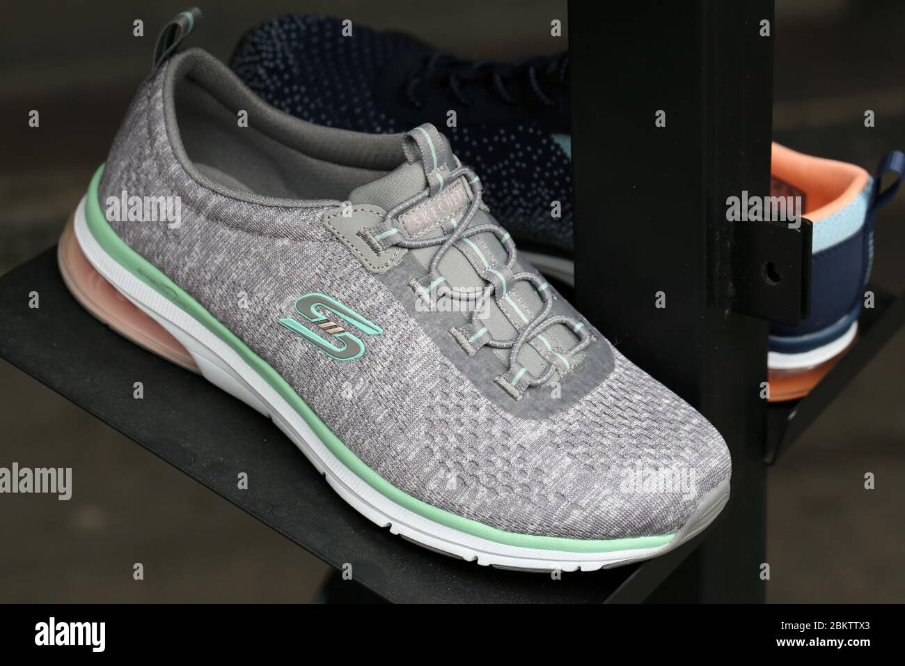 New Skechers Shoes Stockfotos und -bilder Kaufen - Alamy