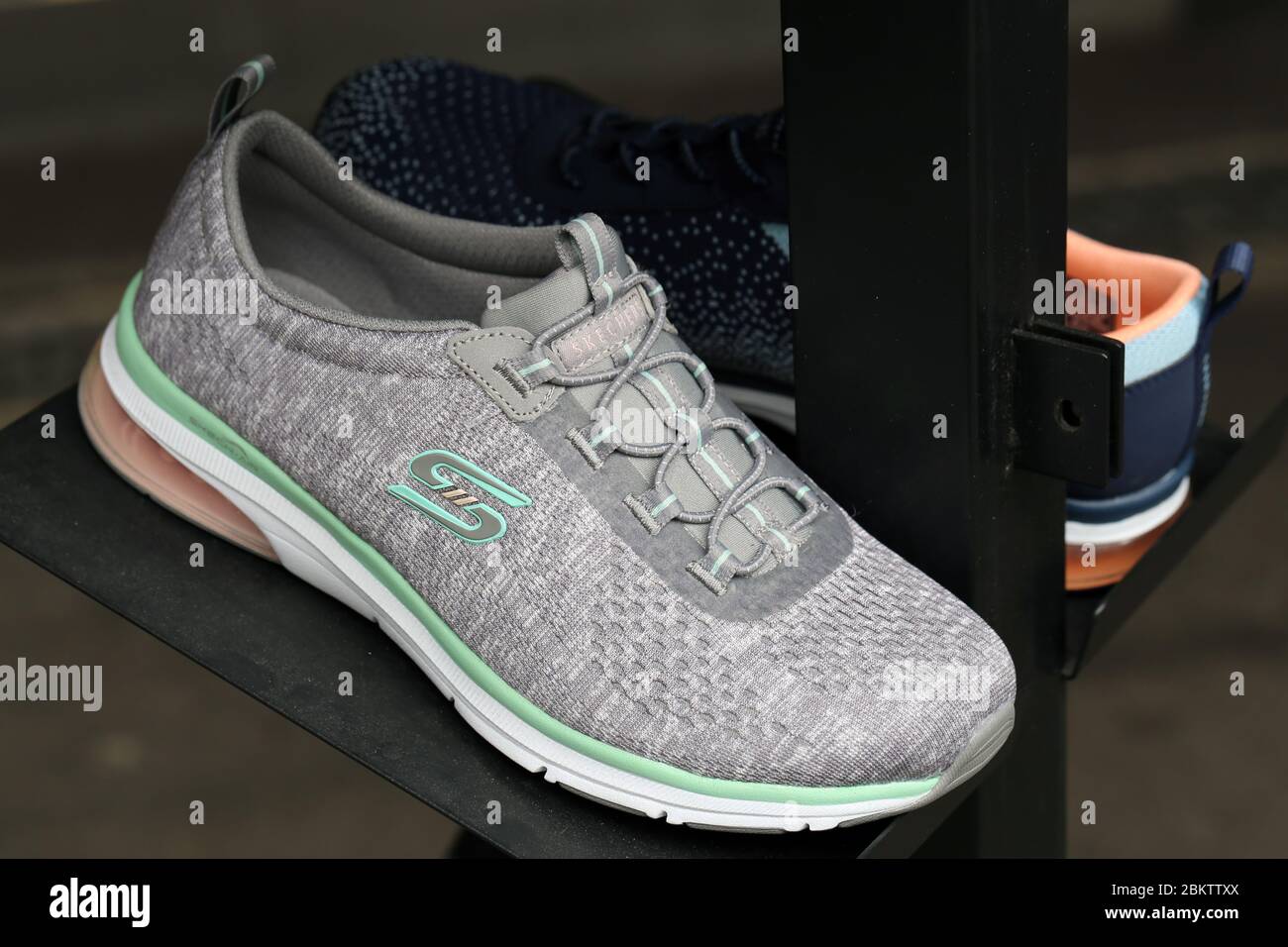 Skechers sneaker -Fotos und -Bildmaterial in hoher Auflösung – Alamy