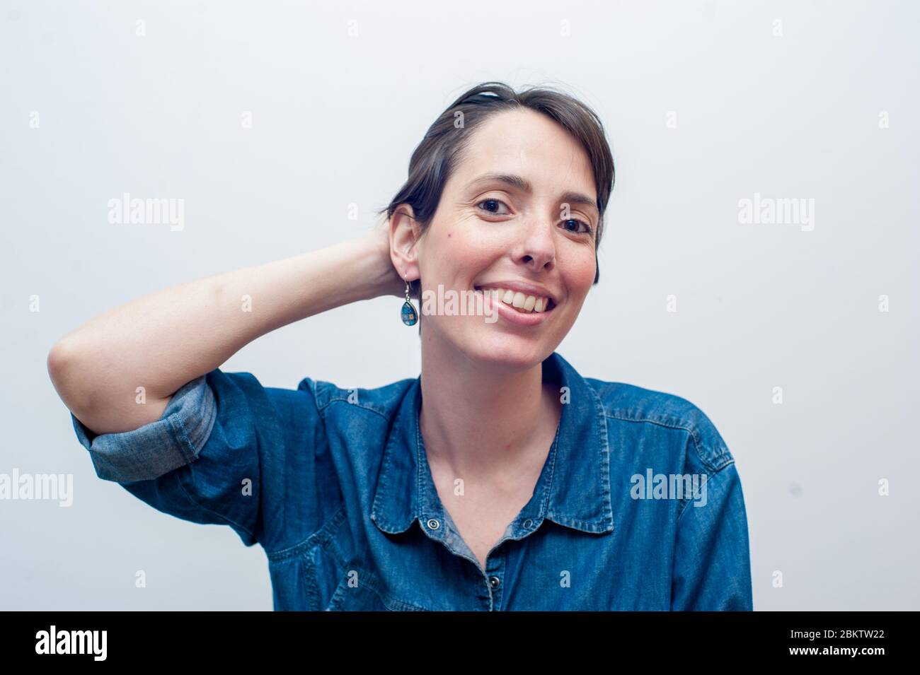 Junge schöne Frau in blauen Jeans lächelnd Blick auf die Kamera. Großer Kopierplatz Stockfoto