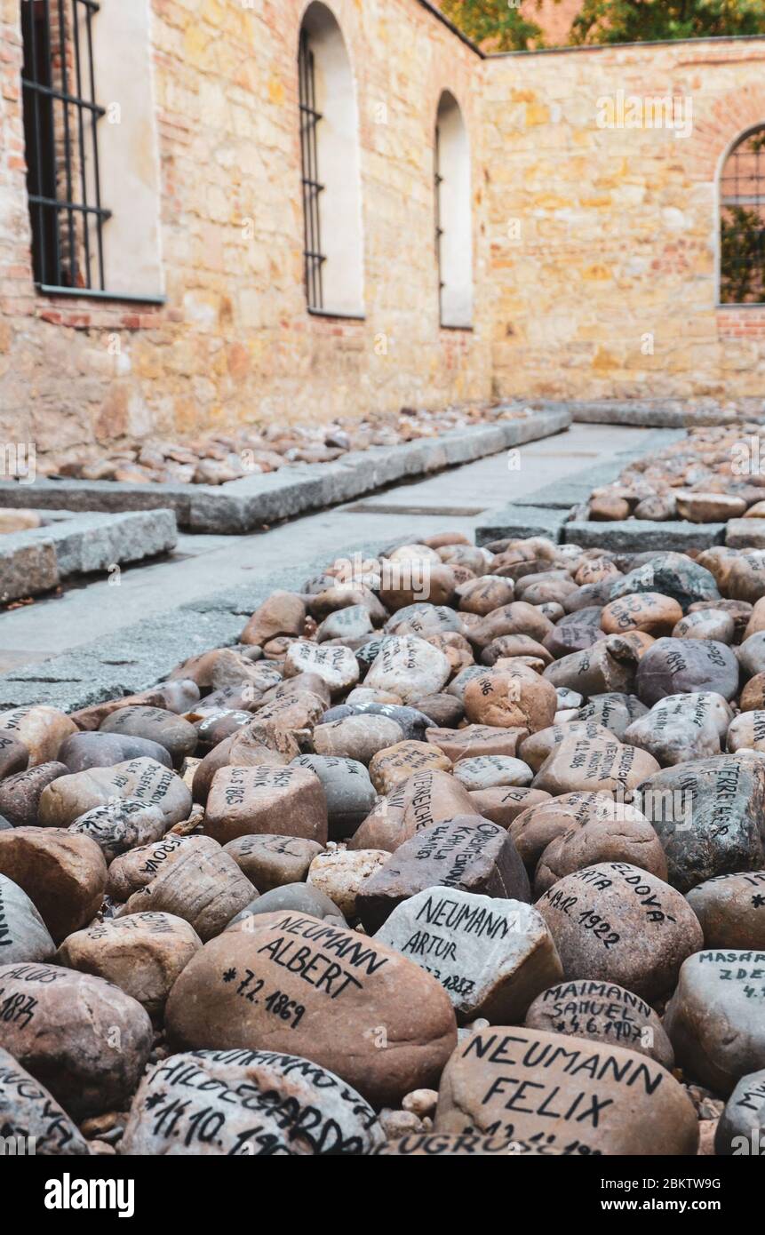 Pilsen, Tschechische Republik - 28. Okt 2019: Garten der Erinnerungen neben der Alten Synagoge in Pilsen. Steine mit den Namen der Nazi-Terroropfer erinnern an die Pilsen-Opfer des Holocaust. Stockfoto