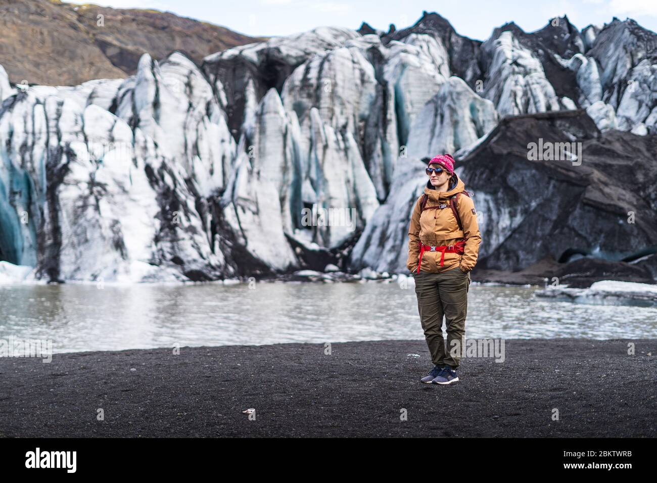 Vik, Island 28. April 2020. Eine junge Abenteuerreise, die vor dem Solheimajokull Gletscher posiert Stockfoto
