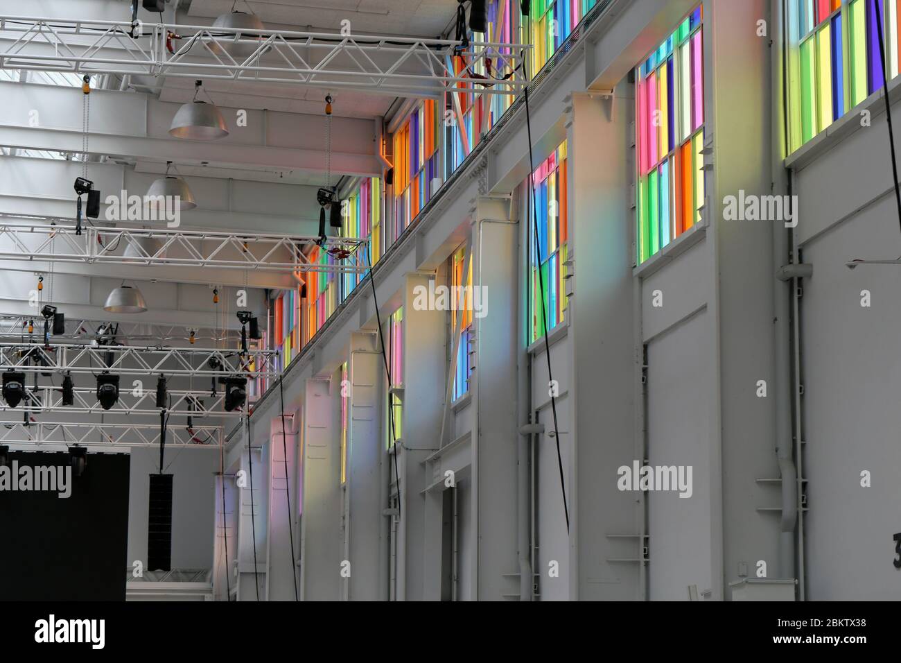 Trafo Hall, Kino, Fitness Park und Hotel in Baden, Schweiz, März 2020. Bunte Fenster, ein Kunstwerk in Trafo Hall - eine große Halle. Stockfoto