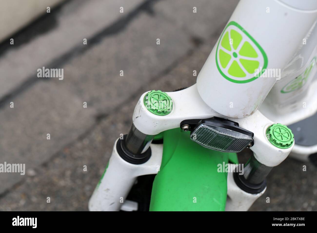 Nahaufnahme eines Elektromoped von der Marke Lime. Mieten Sie diese skip Scooter mit einer App und nutzen Sie sie in vielen großen Städten wie Zürich Schweiz. Stockfoto