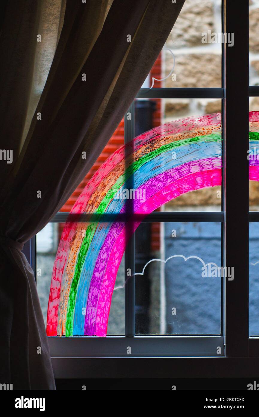 Regenbogen auf einem Fenster während der Coronavirus-Quarantäne in Spanien gezeichnet Stockfoto