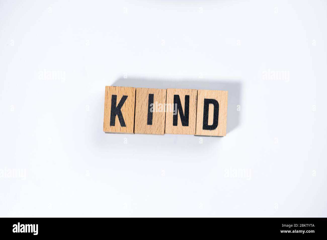 ' KIND ' Text aus Holzwürfel auf weißem Hintergrund. Stockfoto