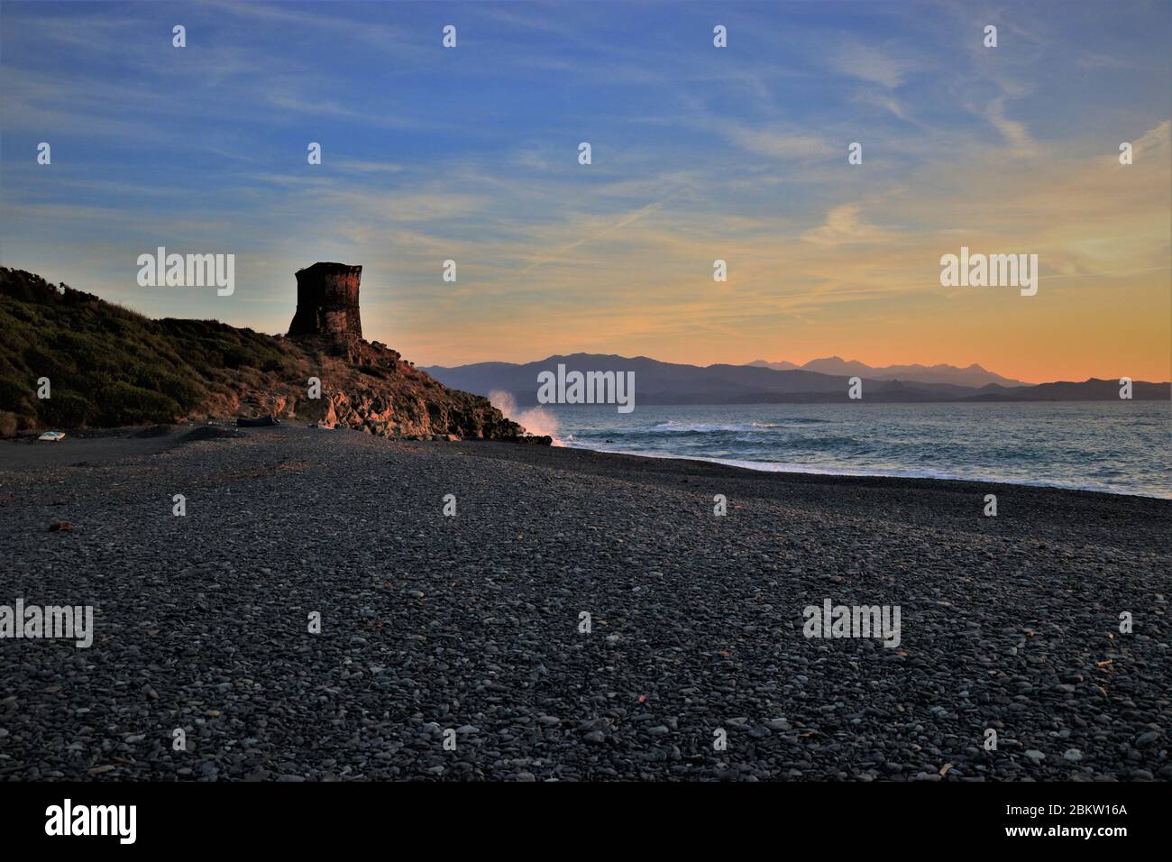 Genueser Turm an der Mittelmeerküste. Korsika, Frankreich Stockfoto