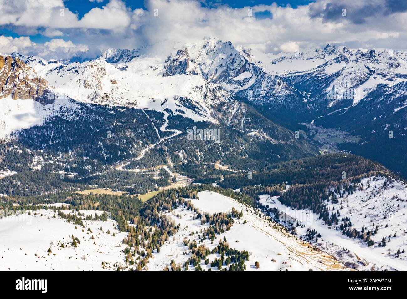 Luftaufnahme der kurvenreichen Straße in den Bergen Italiens, ist Serpentine unter den schneebedeckten Hügeln, ist berühmter Ort unter Skifahrern und Fans zu Stockfoto