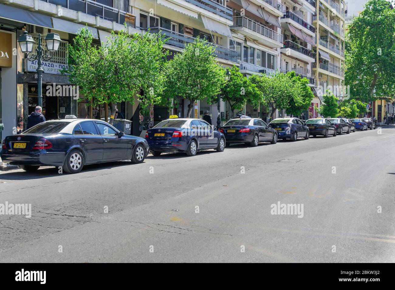 Thessaloniki, Griechenland Taxis ohne Passagiere im Stadtzentrum. Blau-weiße Taxis mit Fahrern, die an der Taxistand in der Mitropoleos Straße geparkt sind. Stockfoto
