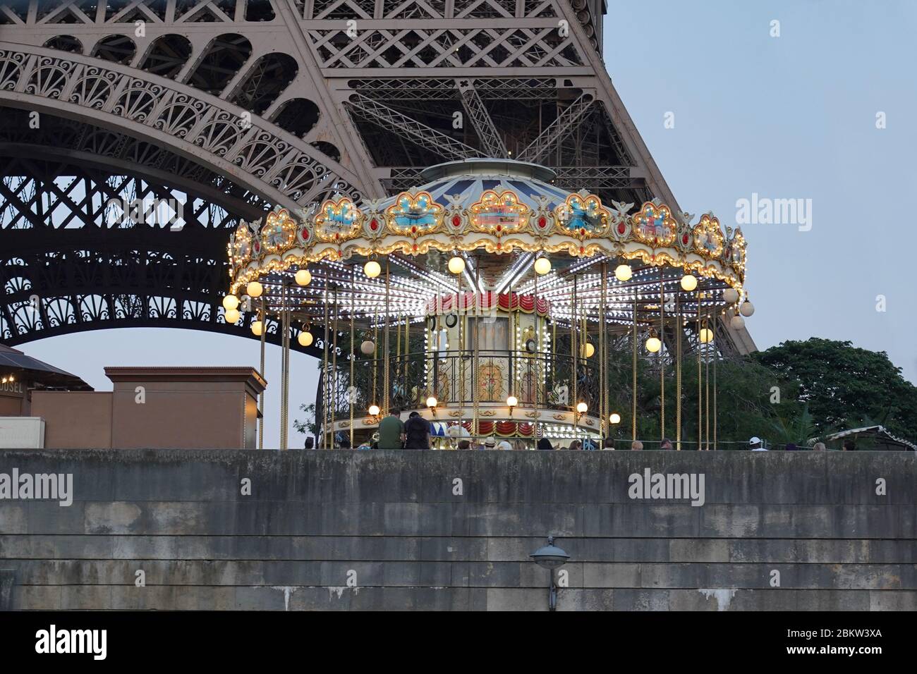 Beleuchtetes Karussell vor dem Eiffelturm nach Sonnenuntergang. Paris, 31. Mai 2019 in Frankreich. Stockfoto