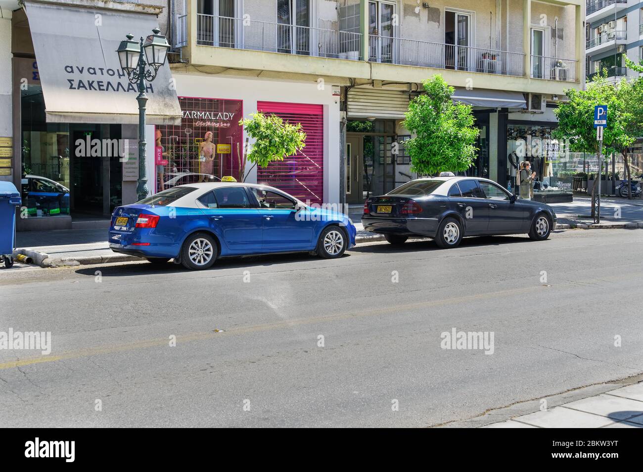 Thessaloniki, Griechenland Taxis ohne Passagiere im Stadtzentrum. Blau-weiße Taxis mit Fahrern, die an der Taxistand in der Mitropoleos Straße geparkt sind. Stockfoto