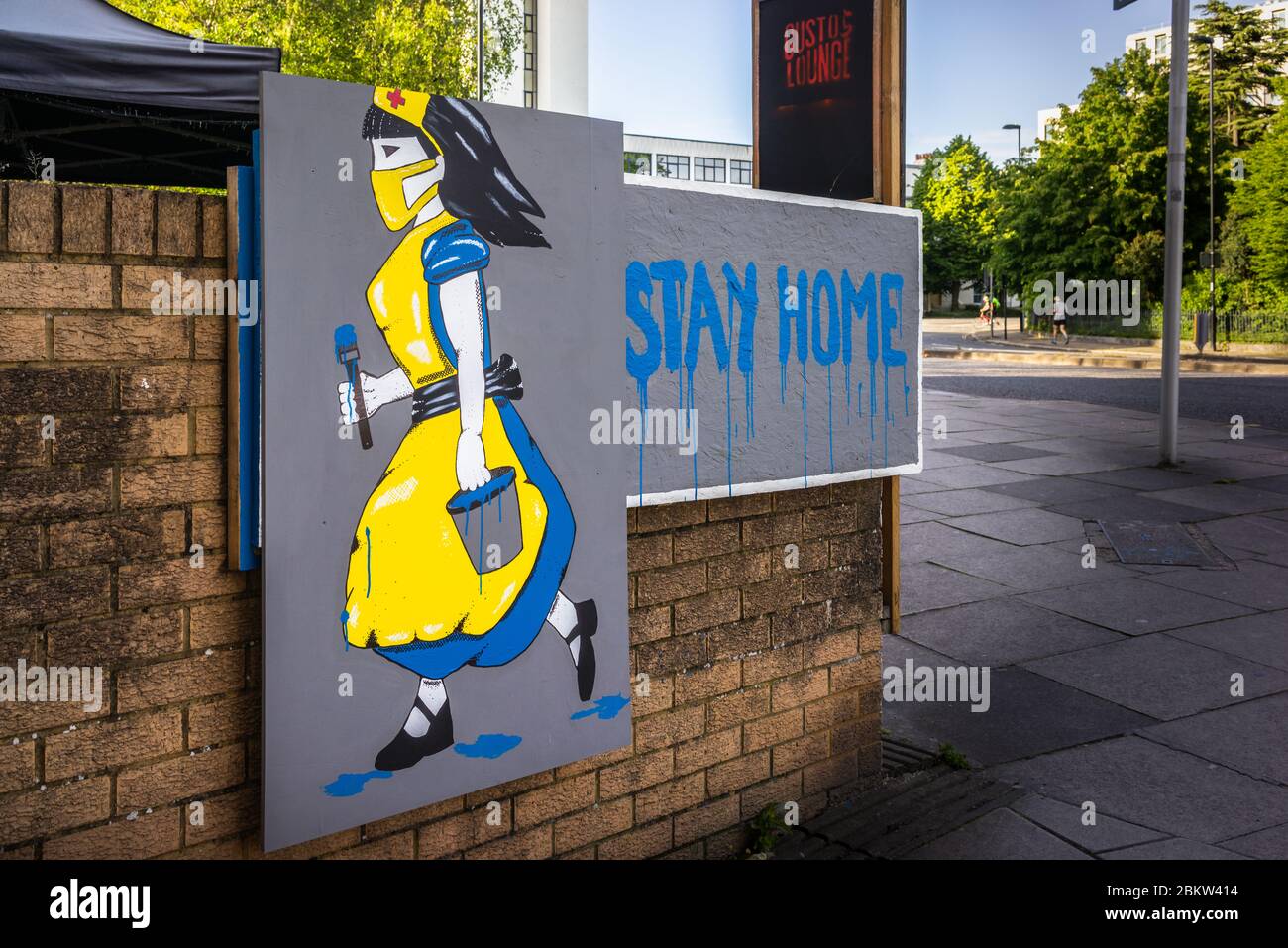 Southampton, Großbritannien. Mai 2020. Eine 'Stay Home'-Nachricht / Ratschläge auf einem blau bemalten Banner mit einer Illustration einer Frau in einem Krankenschwester-Outfit mit einem Pinsel und einem Eimer blauer Farbe, die davonläuft. Dies ist Woche 6 der landesweiten Sperrung aufgrund der anhaltenden Coronavirus / Covid 19 Pandemie mit Plänen zur Lockerung der Beschränkungen im Gange. Stockfoto