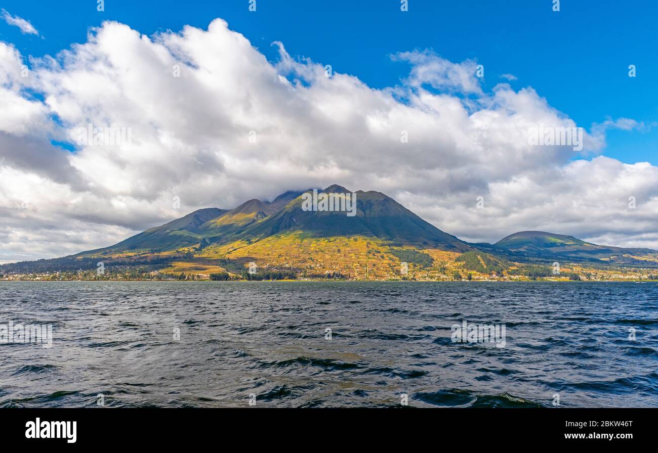 Landschaft des San Pablo Sees mit dem Imbabura Vulkan im Norden von Quito, Ecuador. Stockfoto