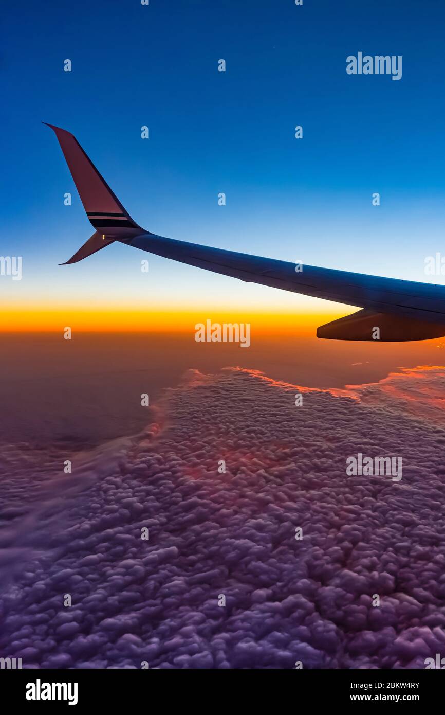 Dezember Flug durch spektakuläres Sonnenuntergangslicht, von Chicago nach Seattle, USA Stockfoto