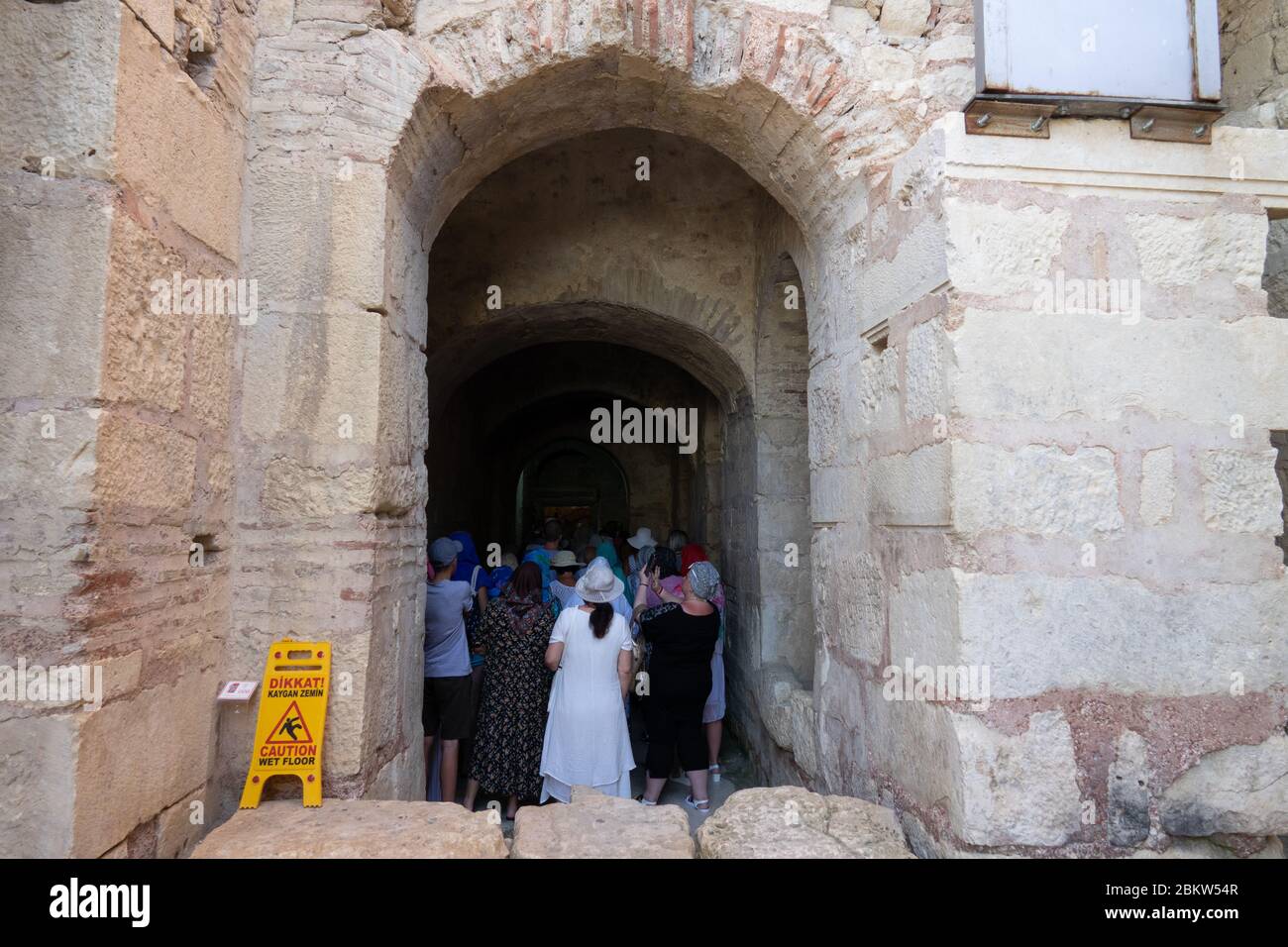 Demre, Antalya, Türkei - 03. Juni 2019: Touristen in der Kirche des Heiligen Nikolaus des Wundertäters. Alte byzantinische griechische Kirche des Heiligen Nikolaus loca Stockfoto