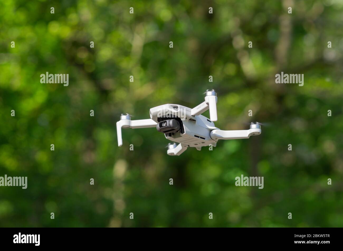 DJI Mavic Mini-Drohne Quadcopter im Flug schwebendes Fliegen  Stockfotografie - Alamy
