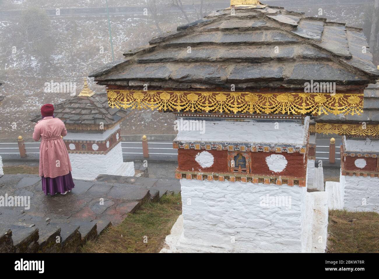 Bhutan, Dochula Pass, Druk Wangyal Khang Zhang Chortens. 108 rotbändige, auch als Khangzang Chorten bekannt, erbaut als Denkmal für bhutanische Soldaten. Stockfoto