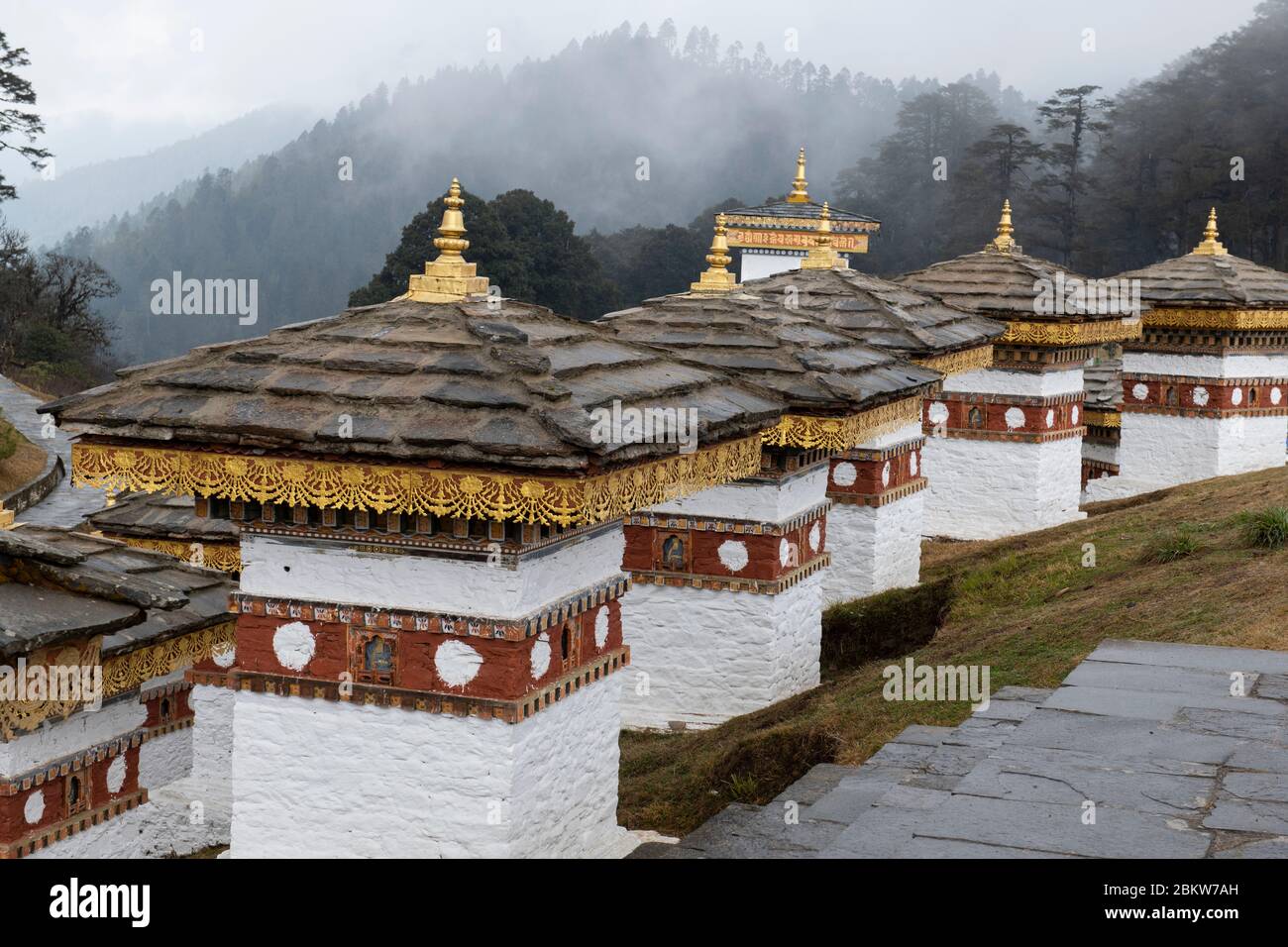 Bhutan, Dochula Pass, Druk Wangyal Khang Zhang Chortens. 108 rotbändige, auch als Khangzang Chorten bekannt, erbaut als Denkmal für bhutanische Soldaten. Stockfoto