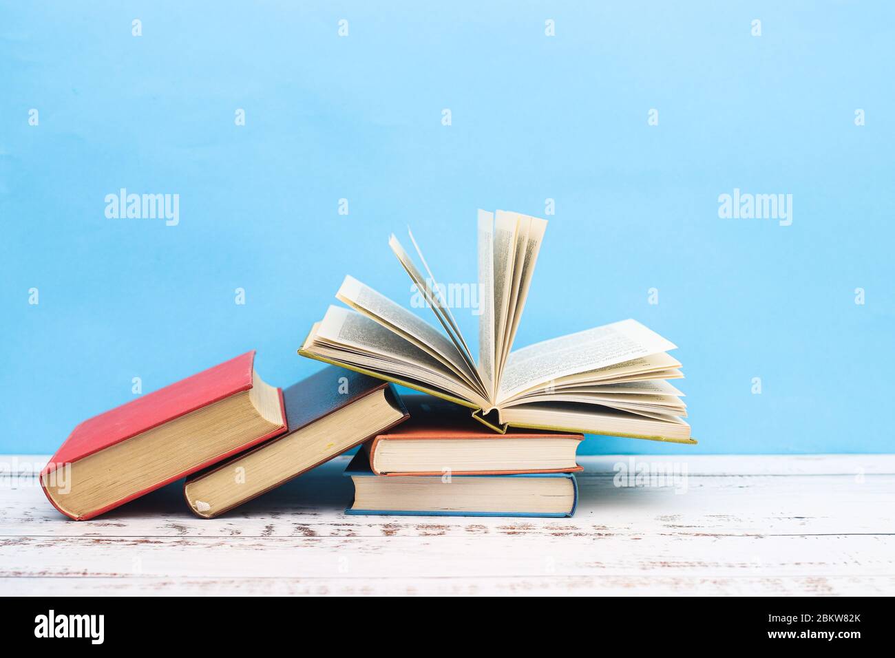 Stapel von verschiedenen Büchern auf dem Tisch Stockfoto