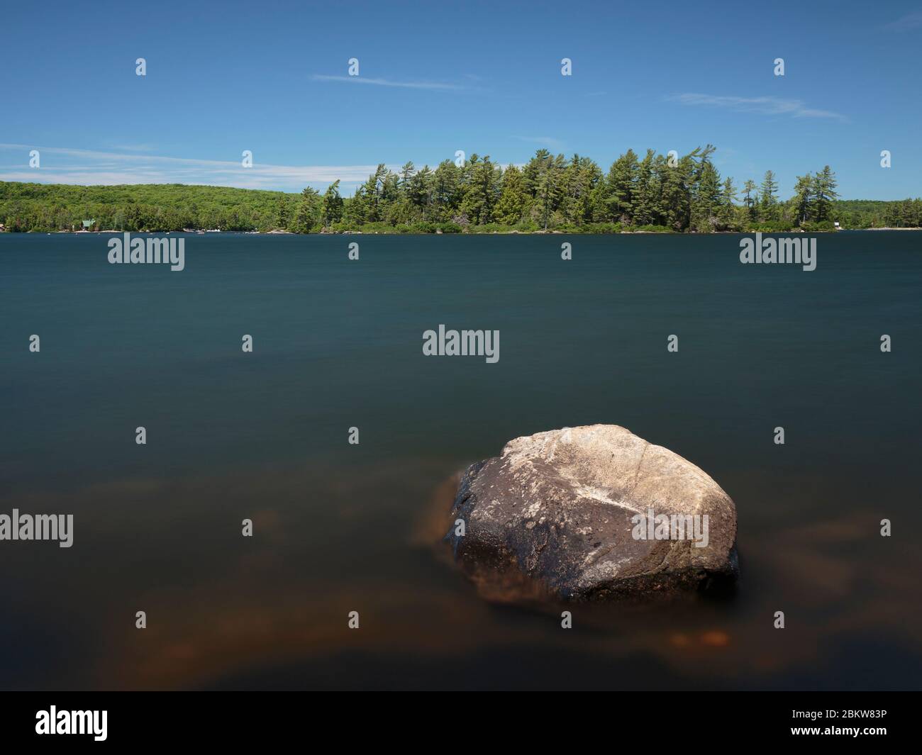 Eine lange Exposition Eagle Lake mit einem Felsen im Vordergrund, Sundridge, Ontario Stockfoto