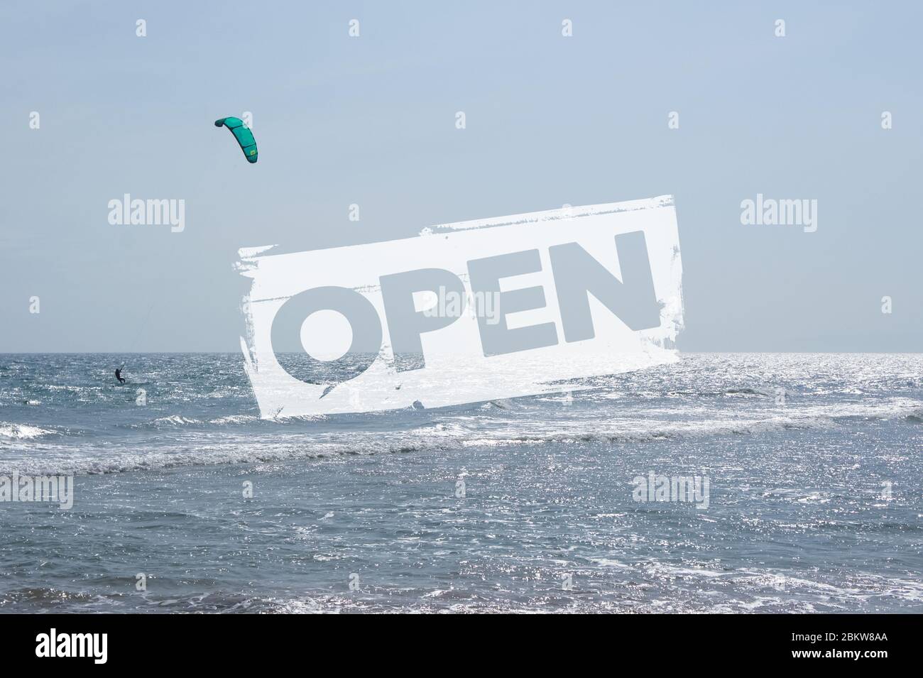Konzept Urlaub nach Quarantäne geöffnet, COVID-19. Kiteboarding im südchinesischen Meer Stockfoto