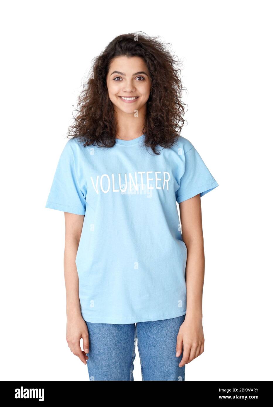Glücklich latein jugendlich Mädchen tragen Freiwilligen T-Shirt isoliert auf weißen vertikalen Porträt. Stockfoto