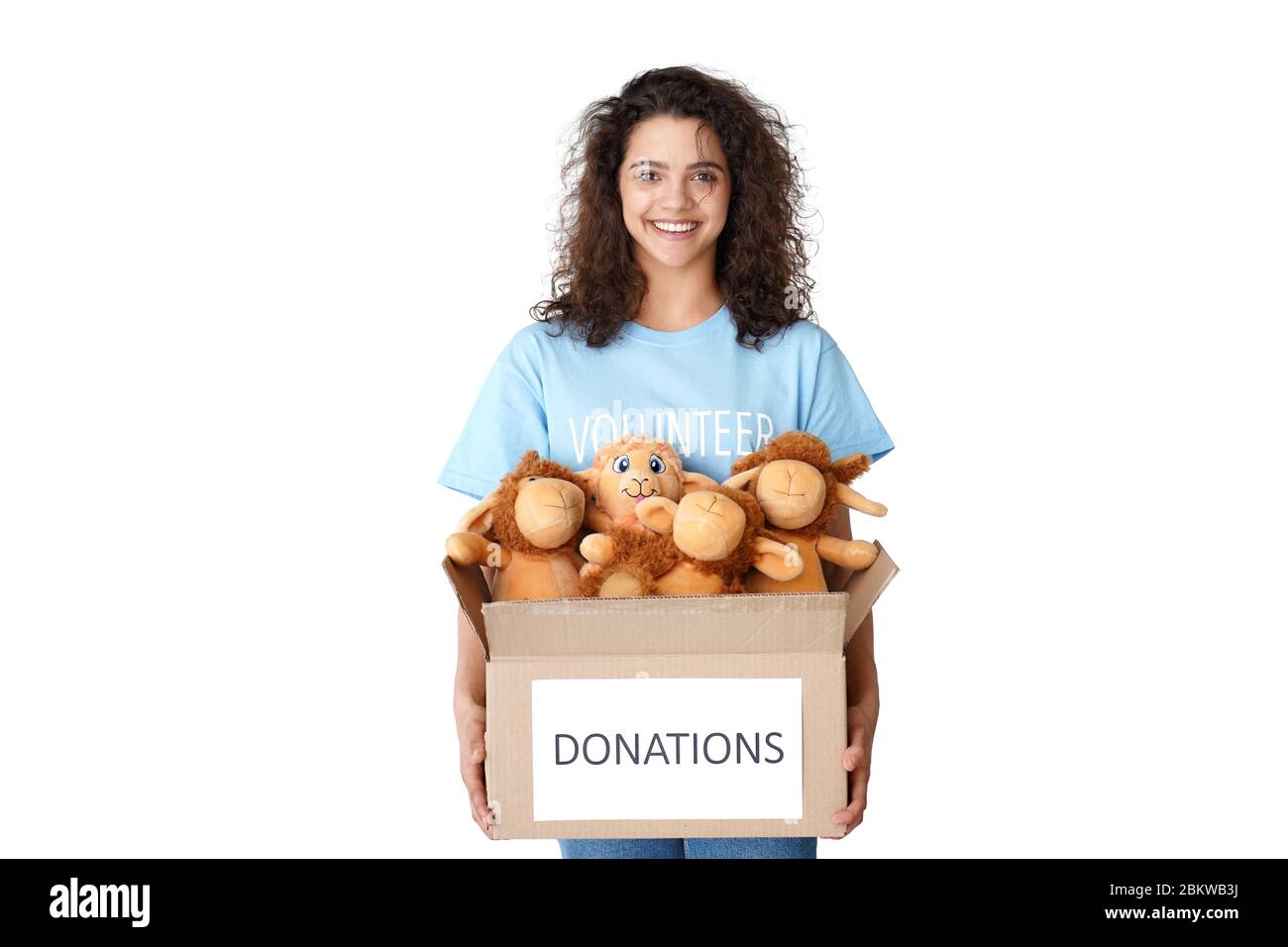 Lächelndes junges hispanisch Mädchen Freiwillige hält Spende Box mit Spielzeug. Stockfoto