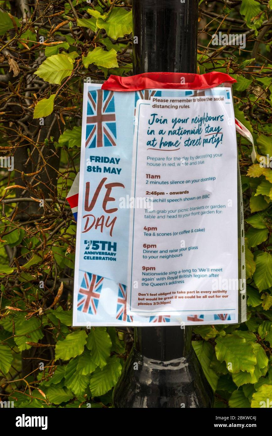 VE Day, 75. Jahrestag, Street Party Poster auf Lamp Post Stockfoto