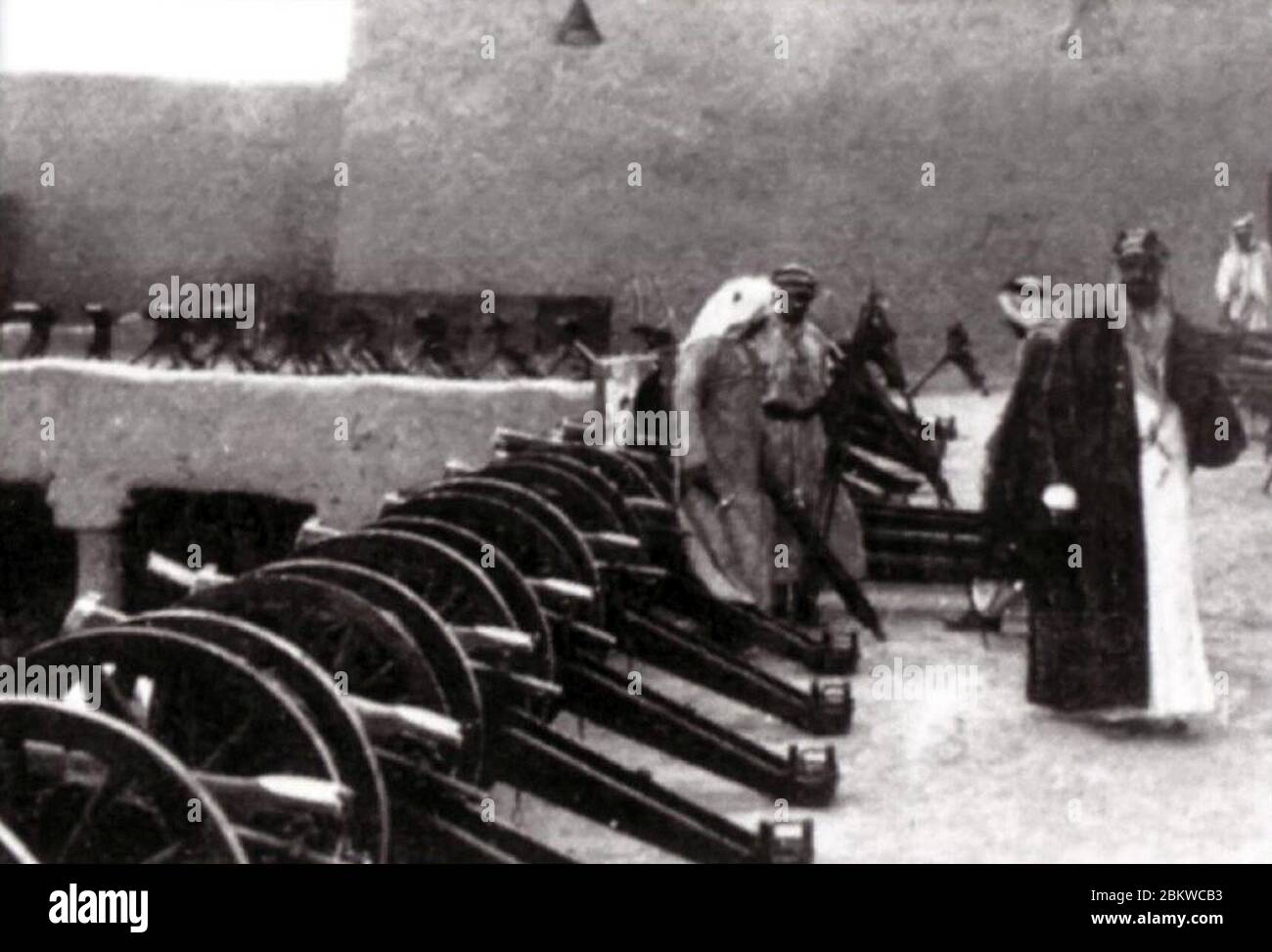 Ibn Saud mit den Waffen, die er nach der Kapitulation des Emirats Ha'il aus dem Osmanischen Reich geplündert hatte. Stockfoto