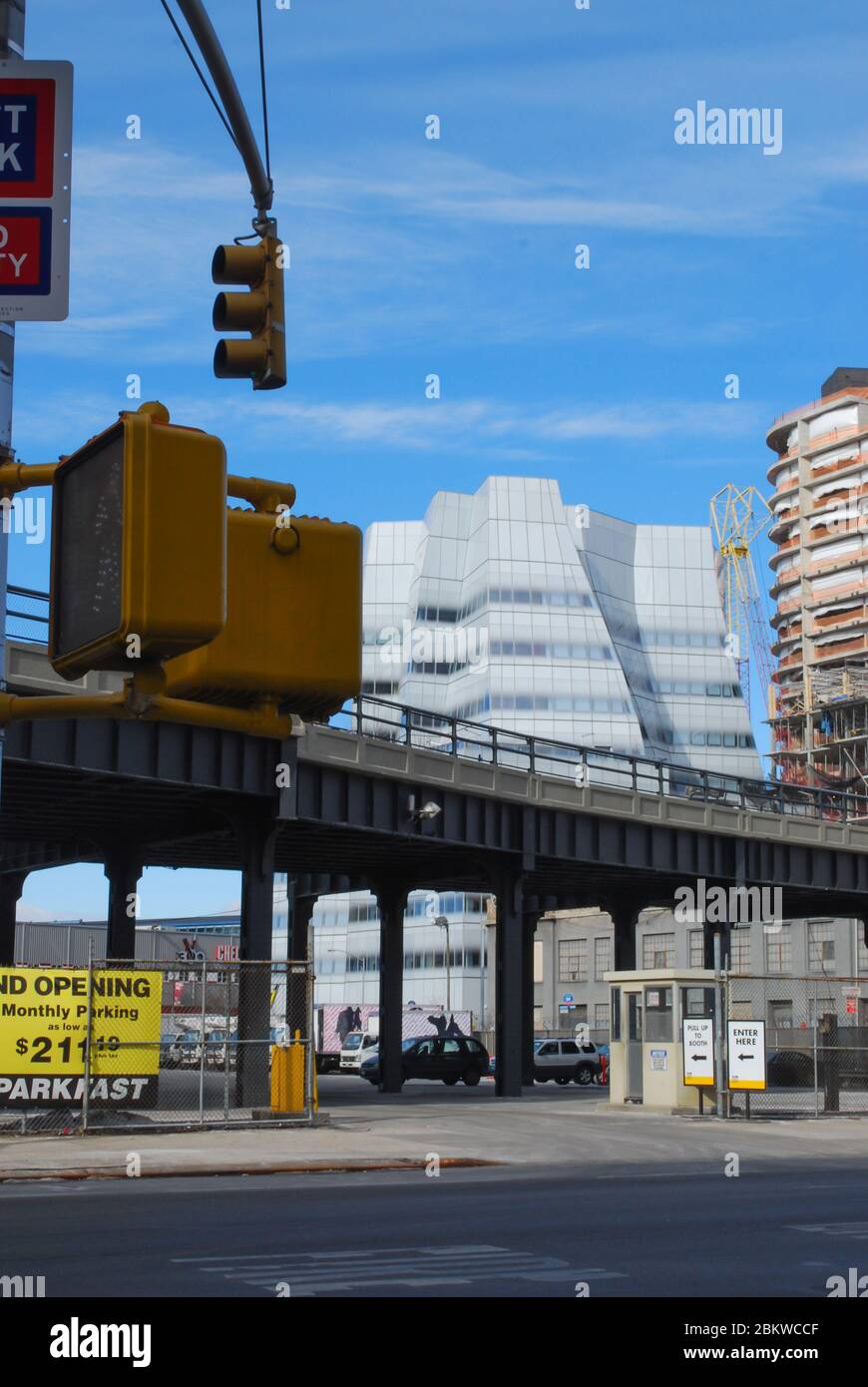 Highline Railway Curved Glass IAC Building, 555 West 18th Street, New York, NY, USA von Frank Gehry Diller Scofidio + Renfro Stockfoto