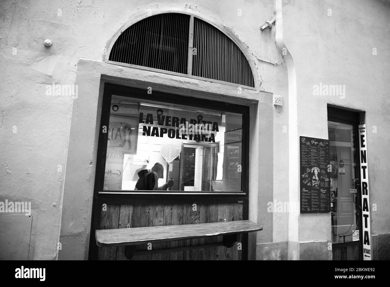 FLORENZ, ITALIEN - 13, MÄRZ, 2018: Schwarz-weiß Bild der traditionellen Pizzeria, eine der wichtigsten Mahlzeit in Florenz, Italien Stockfoto